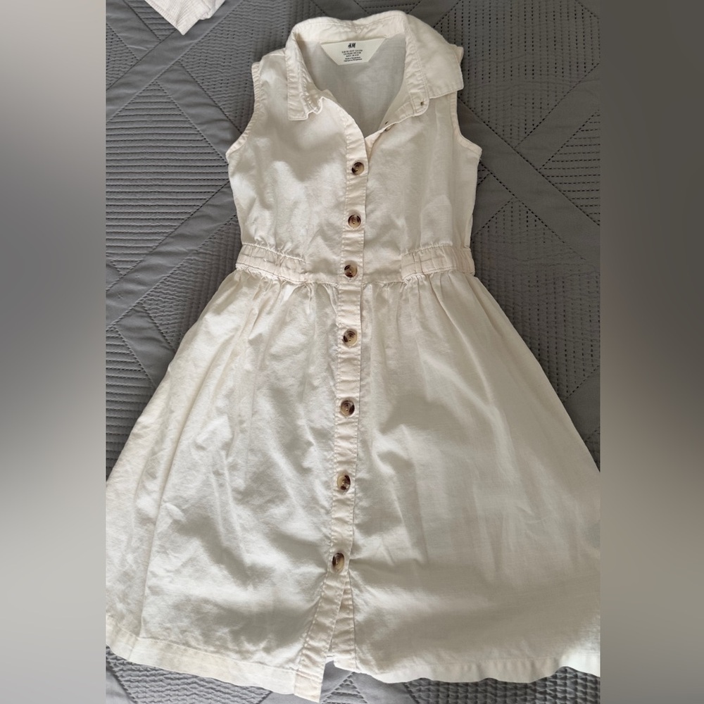 Buttoned dress with collar